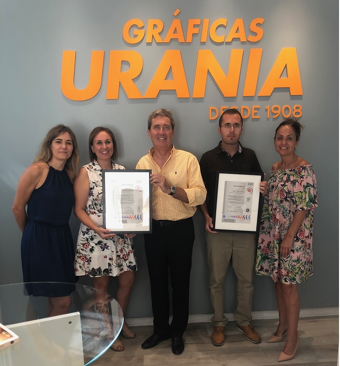 Gráficas Urania recibiendo la certificación para los esquemas FSC y PEFC