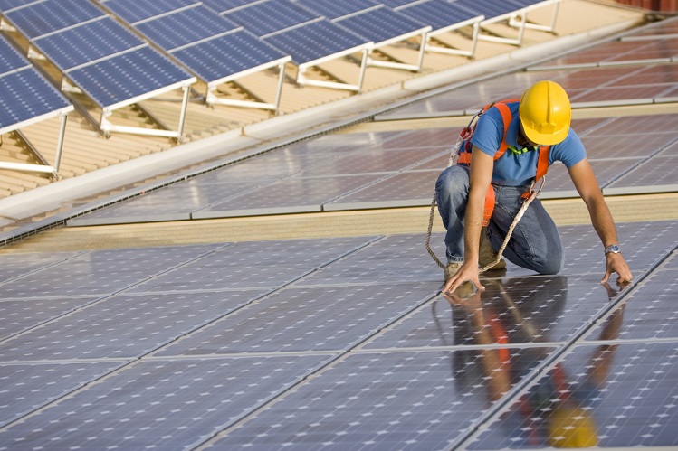Trabajador en un panel fotovoltaico