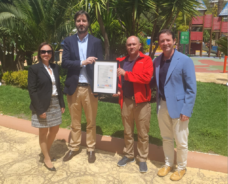 SGS entregando el certificado a Instalaciones Pulido Barba
