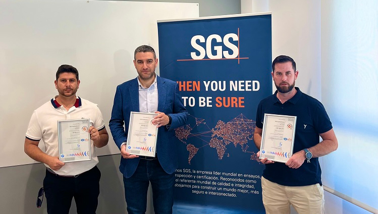 SGS entregando la triple certificación a CREA SUSTRATOS