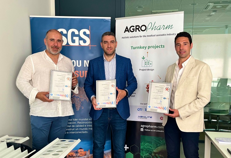 SGS entregando los certificados ISO 9001, ISO 14001 e ISO 45001 a Agropharm 